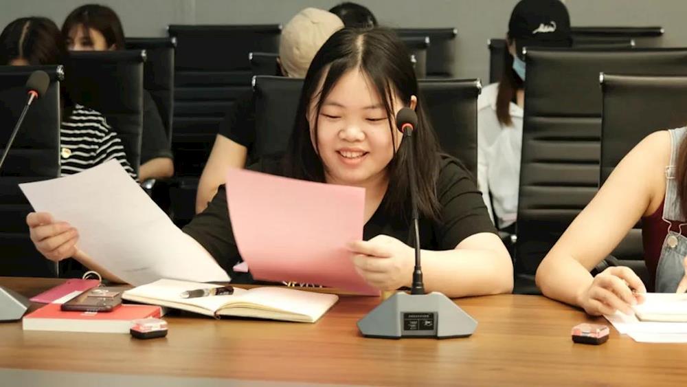 视觉传达系毕业生党员刘雅芝发言△ 研究生第三党支部毕业生党员杨