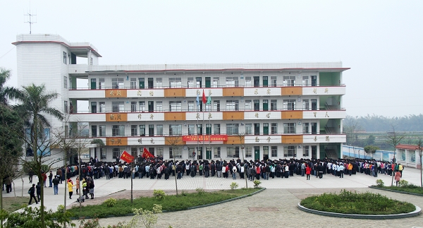 广西艺术学院彩虹计划关爱石埠中学留守学生活动