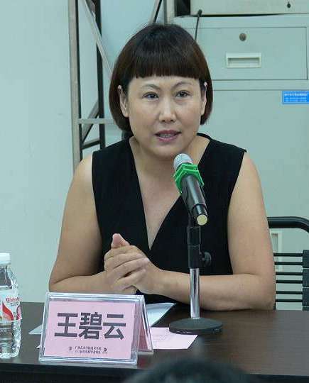 随后东方国际教育交流中心广西办事处王碧云主任和毕业生代表分别发言