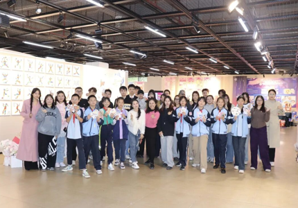 设计党建｜党建引领研学路 美育薪传润新苗--设计学院党委研究生第一党支部携手民大附小开展沉浸式美育研学主题党日活动