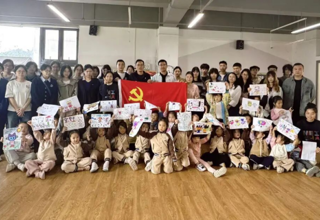设计党建丨设计学院党委多支部联合开展“薪火相传雷锋志，艺彩纷呈新时代”主题党日活动暨学雷锋主题教育班会