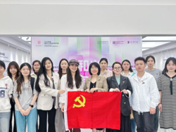 设计学院党委研究生第二党支部开展校友返校参观主题党日活动